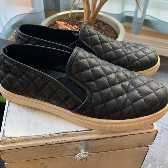 Steve Madden Black Quilt Slip On Shoe - Picture 1 of 6